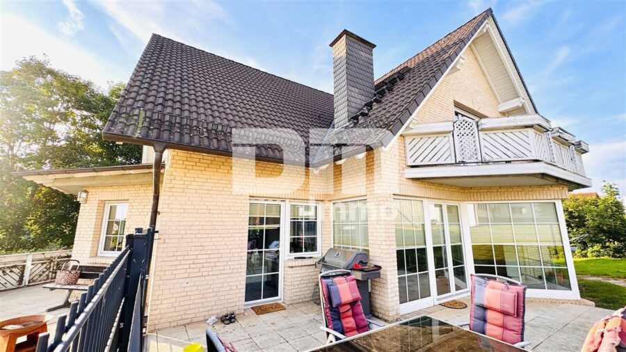 Hochklassiges Einfamilienhaus mit Einliegerwohnung in Bestlage auf großem Traumgrundstück - Seitenansicht / Terrasse